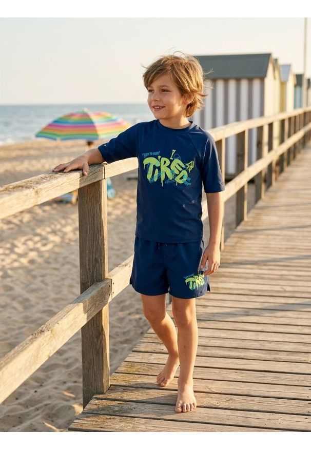 Sinsay - Szorty kąpielowe z nadrukiem - granatowy. Kolor: niebieski. Wzór: nadruk