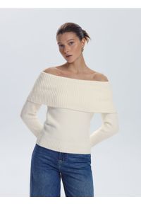 Reserved - Sweter z wykładanym golfem - kremowy. Typ kołnierza: golf. Kolor: kremowy. Materiał: dzianina, wełna