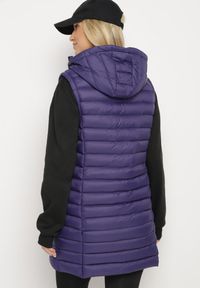 Born2be - Ciemnofioletowa Kamizelka Pikowana o Dłuższym Fasonie z Kapturem Vitilie. Okazja: na co dzień. Typ kołnierza: kaptur. Kolor: fioletowy. Materiał: jeans. Długość: długie. Styl: elegancki, casual #2