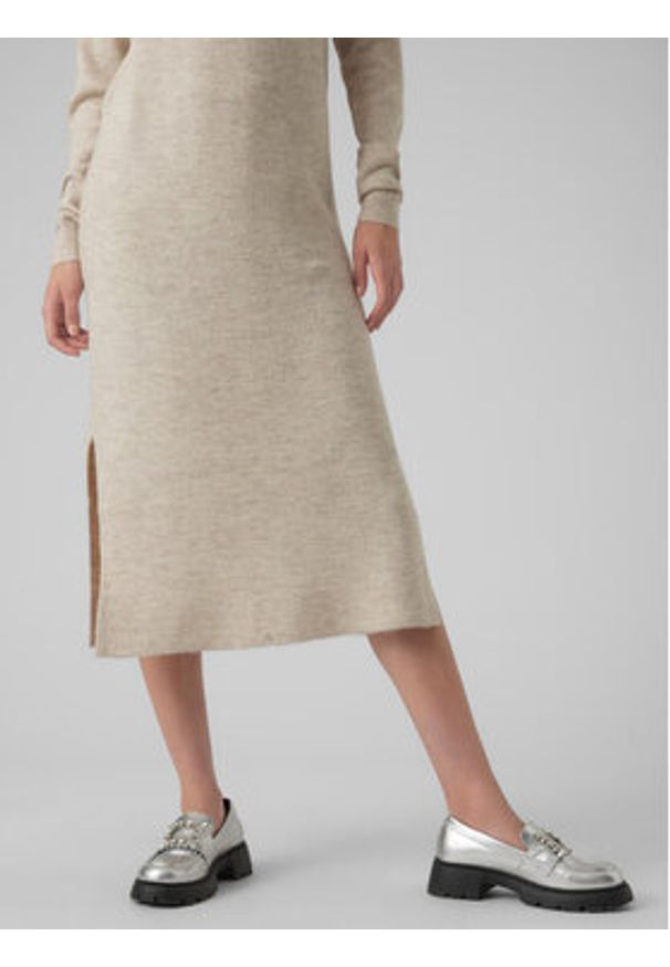 Vero Moda Sukienka dzianinowa 10291689 Beżowy Relaxed Fit. Kolor: beżowy. Materiał: syntetyk