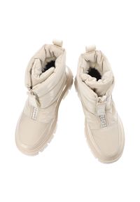 Beżowe Śniegowce Filippo Ocieplane Buty Damskie. Okazja: na spacer. Zapięcie: zamek. Kolor: beżowy. Materiał: materiał. Wzór: napisy. Sezon: zima #3