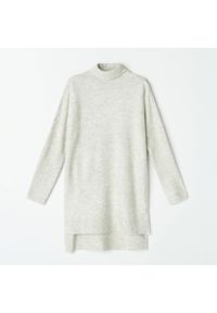 Mohito - Asymetryczny sweter z golfem - Kremowy. Typ kołnierza: golf. Kolor: kremowy #1