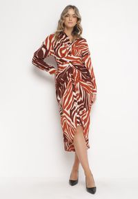 Born2be - Brązowa Sukienka Koszulowa w Zebrę Arziki. Okazja: na co dzień. Typ kołnierza: dekolt w serek. Kolor: beżowy. Długość rękawa: długi rękaw. Wzór: motyw zwierzęcy. Typ sukienki: koszulowe. Styl: casual, klasyczny #3