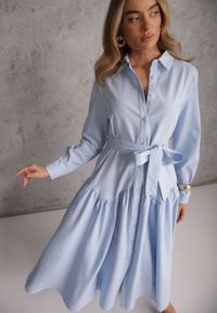 Renee - Niebieska Sukienka w Koszulowym Stylu z Wiskozą Bawełną i Paskiem Nerigunn. Kolor: niebieski. Materiał: wiskoza, bawełna. Sezon: lato. Typ sukienki: koszulowe. Styl: elegancki #6