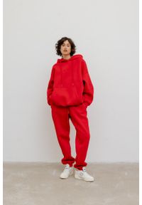 Marsala - Spodnie typu jogger w kolorze INTENSE RED - AUSTIN-XL. Stan: podwyższony. Materiał: dresówka, bawełna, dzianina, poliester. Wzór: haft. Styl: elegancki