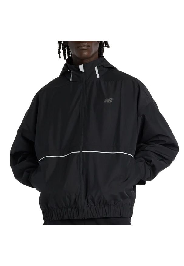 Kurtka męska New Balance MJO5BXBK - czarna. Typ kołnierza: kaptur, kołnierzyk stójkowy. Kolor: czarny. Materiał: poliester. Sezon: jesień, wiosna