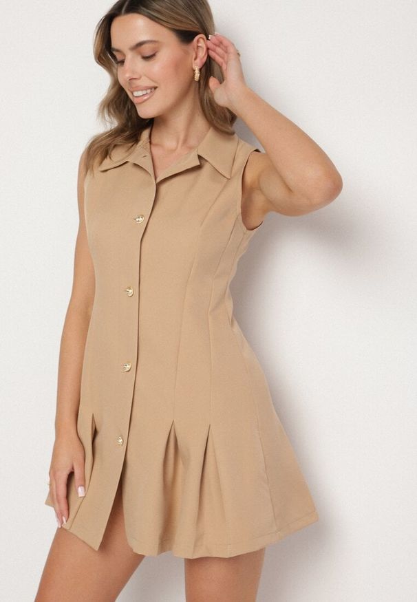 Born2be - Ciemnobeżowa Koszulowa Sukienka z Ozdobnymi Guzikami Redellee. Okazja: na spacer, na co dzień. Typ kołnierza: kołnierzyk klasyczny. Kolor: beżowy. Typ sukienki: koszulowe. Styl: casual, klasyczny