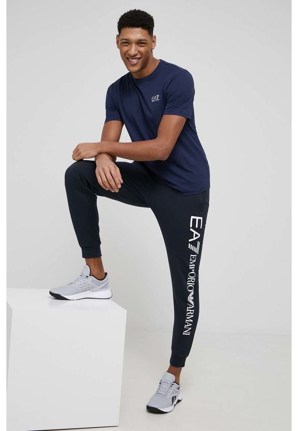 EA7 Emporio Armani Spodnie męskie kolor granatowy z nadrukiem. Kolor: niebieski. Wzór: nadruk