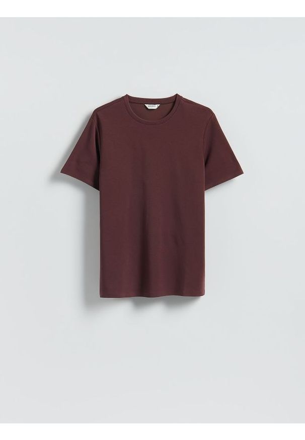 Reserved - Gładki t-shirt regular fit - brązowy. Kolor: brązowy. Materiał: dzianina, bawełna. Wzór: gładki