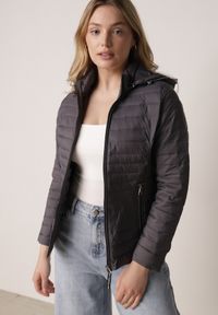 Born2be - Szara Pikowana Kurtka Przejściowa z Kapturem z Lamówką i Ściągaczami Zidara. Okazja: na spacer. Typ kołnierza: kaptur. Kolor: szary. Materiał: poliester, jeans, dresówka #1