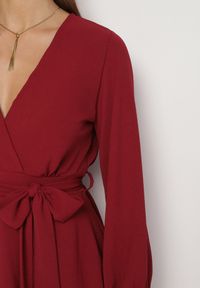 Born2be - Bordowa Kopertowa Sukienka Kombinezon Mini z Falbanką Bomina. Kolor: czerwony. Materiał: materiał #3