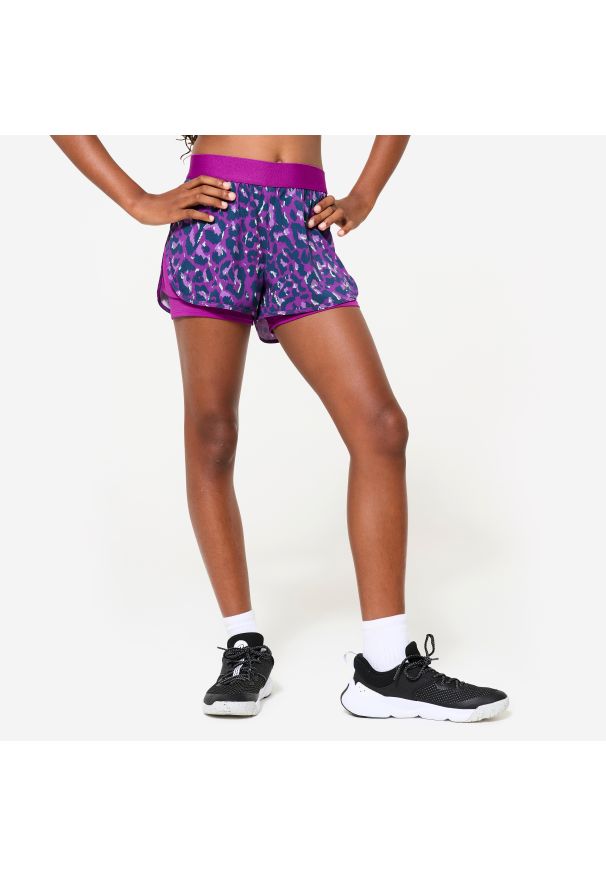 Decathlon - Spodenki sportowe dla dzieci Domyos 2 w 1. Kolor: fioletowy. Materiał: materiał, tkanina, poliester, elastan. Długość: krótkie. Styl: sportowy