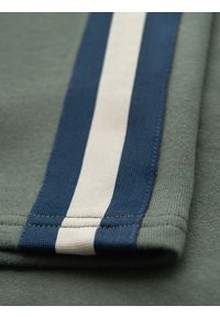 Ombre Clothing - Męskie dresowe szorty z lampasami i ściągaczem w pasie – oliwkowe V2. Okazja: na co dzień. Kolor: oliwkowy. Materiał: dresówka. Wzór: aplikacja. Styl: retro, casual #6