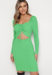 Born2be - Zielona Sukienka Mini z Prążkowanego Materiału z Wycięciem i Wiązaniem Cerdosja. Kolor: zielony. Materiał: materiał, prążkowany. Długość: mini #1