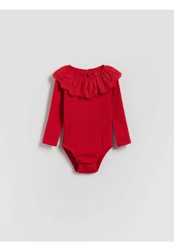 Reserved - Body z kołnierzykiem - czerwony. Kolor: czerwony. Materiał: dzianina, bawełna
