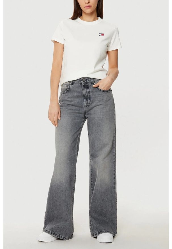 Tommy Jeans - TOMMY JEANS Beżowy damski t-shirt z małym logo, Rozmiar L. Kolor: beżowy