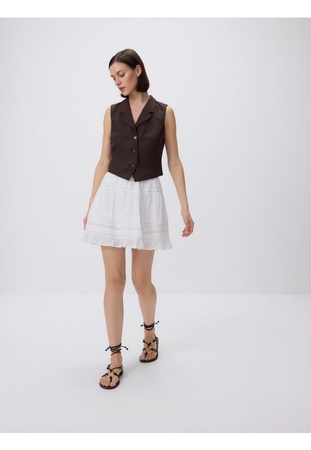 Reserved - Spódnica mini z haftem - biały. Kolor: biały. Materiał: tkanina, bawełna. Wzór: haft