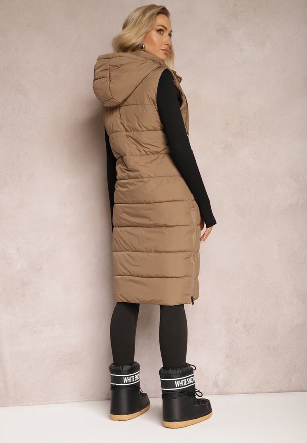 Renee - Ciemnobeżowa Pikowana Kamizelka Bezrękawnik o Przedłużonym Fasonie z Kapturem Tawari. Typ kołnierza: kaptur. Kolor: beżowy. Materiał: zamsz, dzianina. Długość rękawa: bez rękawów