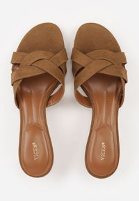 Renee - Ciemnobeżowe Klapki na Kaczuszce VICES Ozdobione Geometryczną Cholewką Nedanoire. Okazja: na randkę, na spacer. Kolor: beżowy. Wzór: geometria, aplikacja. Obcas: na szpilce. Styl: boho. Wysokość obcasa: średni #2