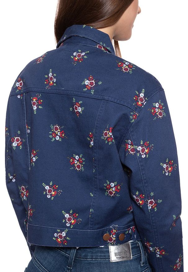 Wrangler - DAMSKA KURTKA JEANSOWA WRANGLER RETRO CROP JACKET BLUE DEPTHS W417WSXJY 112128796. Materiał: jeans. Styl: retro