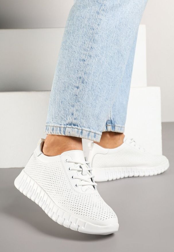 Renee - Białe Sneakersy ze Skóry Naturalnej z Perforacją na Tłoczonej Podeszwie Setilora. Okazja: na co dzień. Zapięcie: sznurówki. Kolor: biały. Materiał: skóra