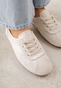 Born2be - Beżowe Sneakersy z Imitacji Zamszu w Stylu Kultowych Tenisówek Aelliana. Okazja: na co dzień. Kolor: beżowy. Materiał: zamsz. Szerokość cholewki: normalna #3