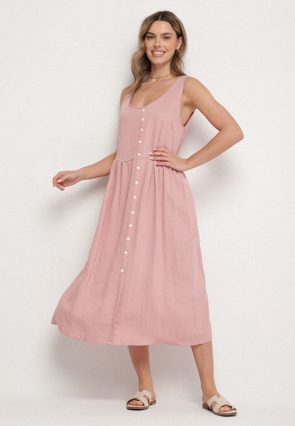 Born2be - Różowa Wiskozowa Sukienka o Rozkloszowanym Kroju z Guzikami Natesana. Okazja: na spacer, na co dzień. Kolor: różowy. Materiał: wiskoza. Typ sukienki: proste. Styl: casual