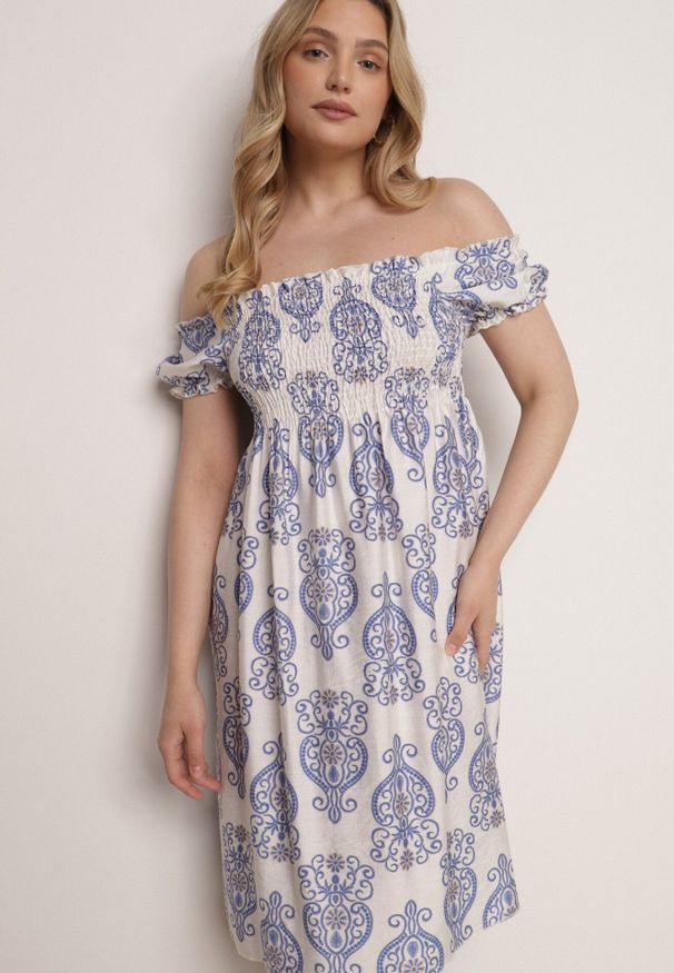 Born2be - Niebieska Wiskozowa Sukienka Hiszpanka w Etniczny Wzór Hywen. Okazja: na co dzień. Typ kołnierza: dekolt hiszpanka. Kolor: niebieski. Materiał: wiskoza. Wzór: paisley. Sezon: lato. Typ sukienki: rozkloszowane, proste. Styl: casual, klasyczny