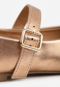 Renee - Szampańskie Balerinki na Płaskiej Podeszwie w Stylu Mary Jane Ozdobione Kwadratowym Noskiem Treloma. Zapięcie: pasek. Kolor: złoty. Materiał: jeans. Wzór: aplikacja. Obcas: na płaskiej podeszwie. Styl: klasyczny, elegancki. Wysokość obcasa: niski #3