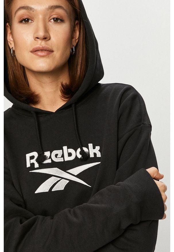 Reebok Classic - Bluza bawełniana. Typ kołnierza: kaptur. Kolor: czarny. Materiał: bawełna. Wzór: aplikacja