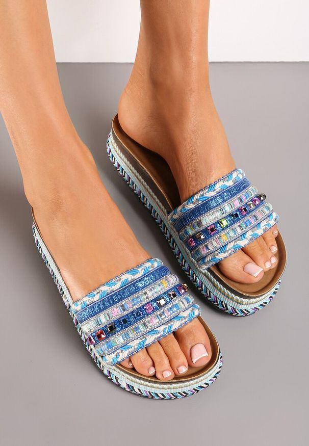 Born2be - Niebieskie Klapki Na Grubej Podeszwie z Brokatem i Metaliczną Nicią Dursilla. Kolor: niebieski