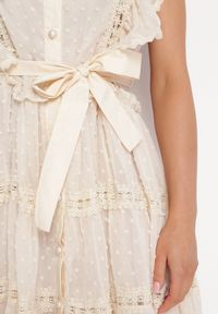 Born2be - Jasnobeżowa Koszulowa Sukienka Mini z Falbankami i Wiązanym Paskiem Divertire. Typ kołnierza: kołnierz z falbankami. Kolor: beżowy. Materiał: tkanina, materiał. Typ sukienki: koszulowe. Długość: mini #3