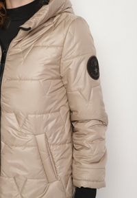 Born2be - Beżowa Pikowana Kurtka o Asymetrycznym Kroju z Kapturem Dezilia. Okazja: na co dzień, na spacer. Typ kołnierza: kaptur. Kolor: beżowy. Materiał: jeans. Styl: casual #5