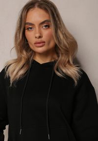 Renee - Czarna Bluza o Fasonie Klasycznej Kangurki z Kapturem Lunamoon. Typ kołnierza: kaptur. Kolor: czarny. Styl: klasyczny #3