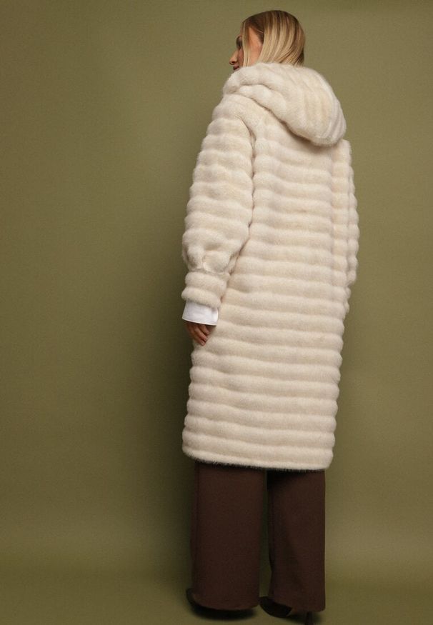 Born2be - Beżowy Futrzany Płaszcz w Pikowany Wzór z Kapturem Esarra. Okazja: do pracy, na spacer, na co dzień, na spotkanie biznesowe. Typ kołnierza: kaptur. Kolor: beżowy. Materiał: futro. Długość: długie. Styl: casual, elegancki, biznesowy