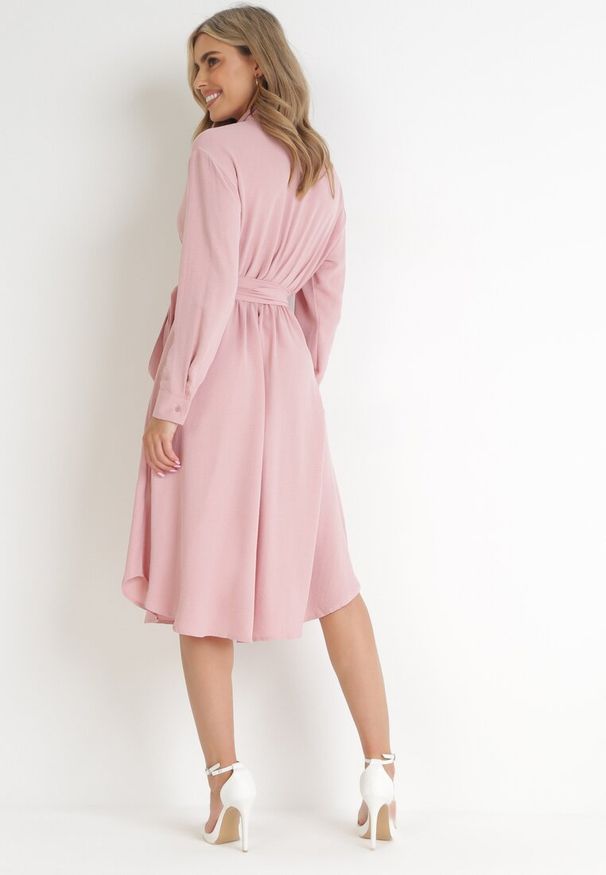 Born2be - Różowa Koszulowa Sukienka Midi z Guzikami i Materiałowym Paskiem Tetenai. Okazja: na co dzień. Kolor: różowy. Materiał: materiał. Typ sukienki: koszulowe. Styl: casual. Długość: midi