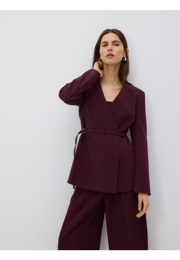 Reserved - Marynarka z paskiem - burgundowy. Kolor: czerwony. Materiał: tkanina, wiskoza