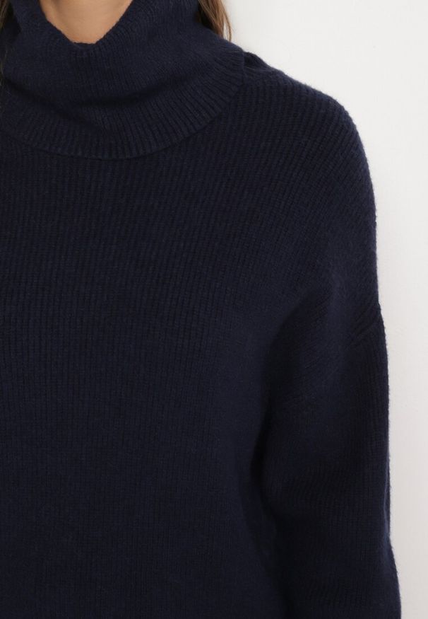 Born2be - Granatowy Golf o Klasycznym Kroju z Kaszmirem Azifra. Okazja: na spotkanie biznesowe. Typ kołnierza: golf. Kolor: niebieski. Materiał: kaszmir. Wzór: aplikacja. Styl: klasyczny