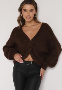 Born2be - Brązowy Sweter Oversize z Domieszką Wełny z Oryginalnym Dekoltem Lawedia. Okazja: na co dzień. Kolor: brązowy. Materiał: wełna. Styl: klasyczny, casual, elegancki #6