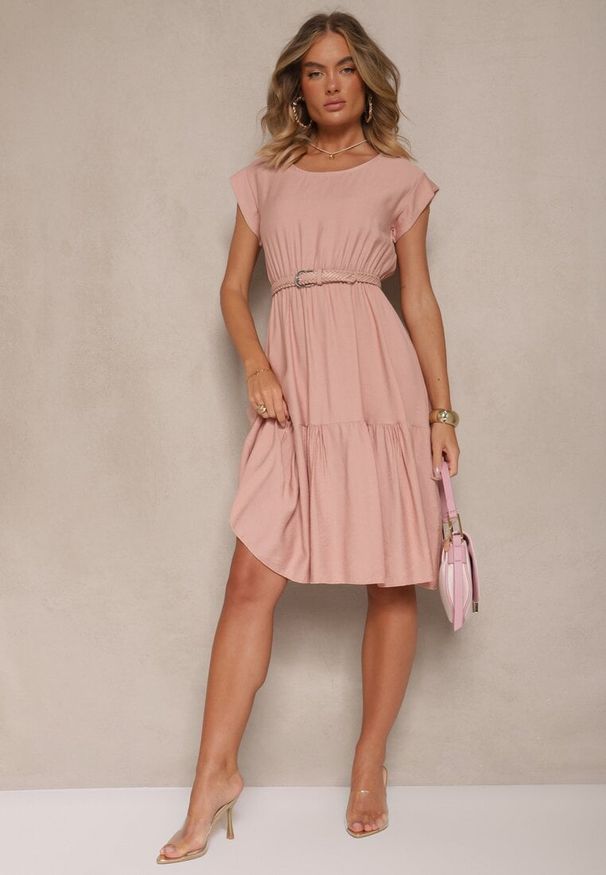 Renee - Ciemnoróżowa Rozkloszowana Sukienka z Wiskozy Linurea. Okazja: na co dzień. Kolor: różowy. Materiał: wiskoza. Styl: klasyczny, elegancki, casual