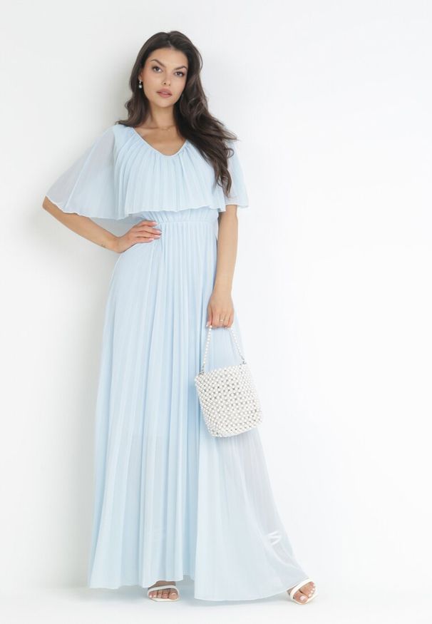 Born2be - Jasnoniebieska Sukienka Plisowana z Szeroką Falbaną Przy Dekolcie Dinara. Kolor: niebieski. Styl: wizytowy. Długość: maxi
