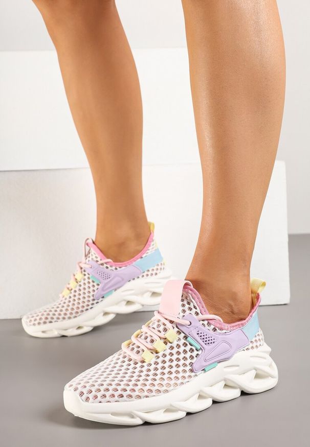 Renee - Biało-Fioletowe Buty Sportowe Sneakersy na Platformie Ozdobionej Tłoczeniem Teliriella. Kolor: biały. Materiał: skóra. Szerokość cholewki: normalna. Wzór: aplikacja. Obcas: na platformie. Sport: fitness