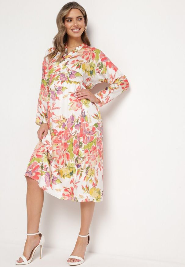 Born2be - Biało-Różowa Sukienka Kopertowa z Kwiatowym Wzorem Anaviera. Okazja: na co dzień. Kolor: biały. Długość rękawa: długi rękaw. Wzór: kwiaty. Typ sukienki: kopertowe. Styl: casual