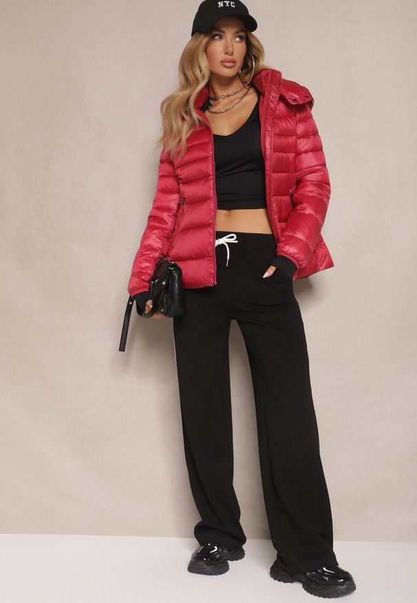Renee - Czerwona Metaliczna Kurtka z Klasycznym Pikowaniem i Odpinanym Kapturem Dairia. Okazja: na co dzień. Kolor: czerwony. Materiał: jeans. Styl: klasyczny