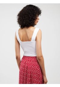 Big-Star - Top damski w prążek biały Serecona 101. Kolor: biały. Materiał: dzianina, jeans. Długość rękawa: na ramiączkach. Wzór: prążki. Styl: retro, klasyczny, elegancki #6