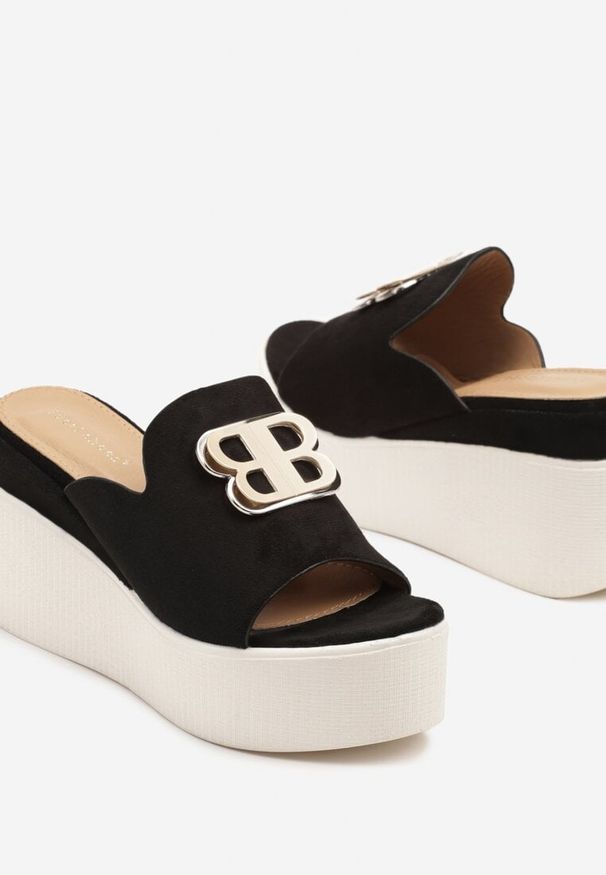 Renee - Czarne Klapki na Koturnie z Metaliczną Ozdobą Aralissea. Okazja: na co dzień. Kolor: czarny. Materiał: jeans. Wzór: aplikacja. Obcas: na koturnie. Styl: elegancki, casual