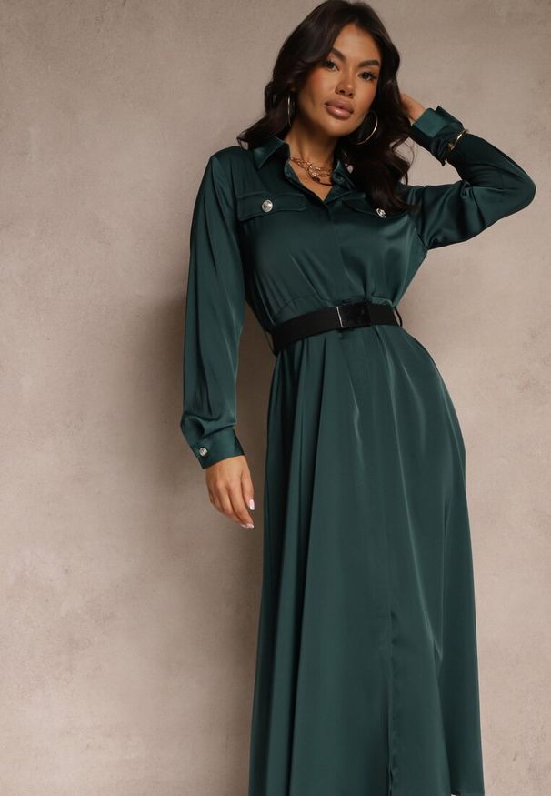 Renee - Zielona Satynowa Sukienka w Stylu Szmizjerki z Imitacjami Kieszeni i Paskiem Vaminay. Kolor: zielony. Materiał: satyna. Wzór: aplikacja. Typ sukienki: szmizjerki. Styl: elegancki, klasyczny