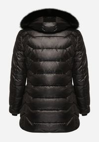 Born2be - Czarna Kurtka z Pikowanymi Przeszyciami i Odpinanym Futerkiem przy Kapturze Vensie. Okazja: na co dzień. Kolekcja: plus size. Kolor: czarny. Materiał: futro. Styl: klasyczny, casual, elegancki #4