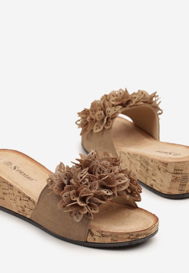 Born2be - Ciemnobeżowe Klapki na Koturnie z Kwiatami 3D Zariva. Kolor: beżowy. Materiał: jeans. Wzór: kwiaty. Sezon: lato. Obcas: na koturnie. Styl: elegancki