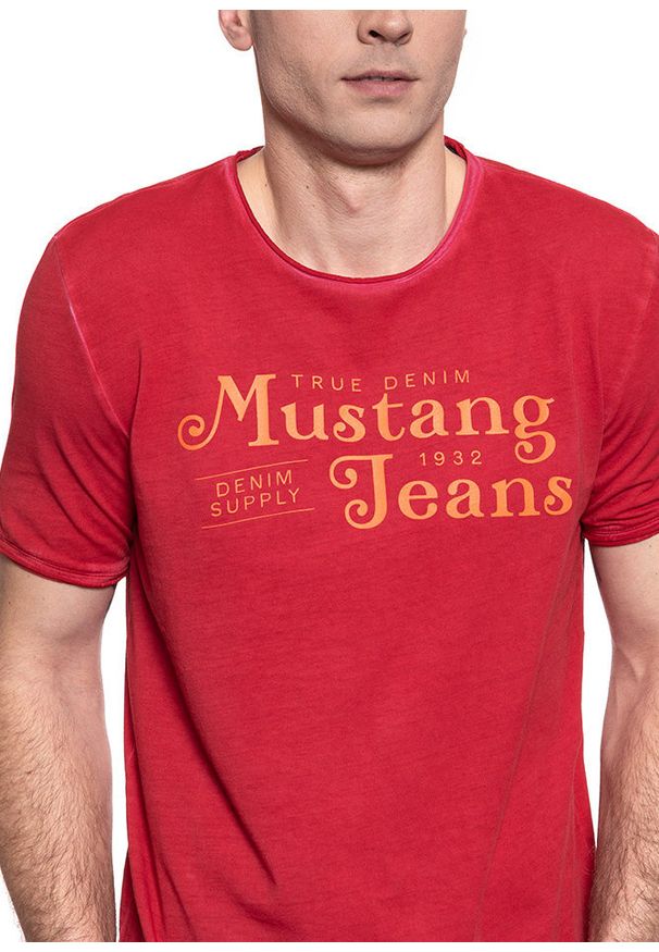Mustang - MĘSKI T-SHIRT MUSTANG ALEX C PRINT CPD 1009040 7202. Wzór: nadruk